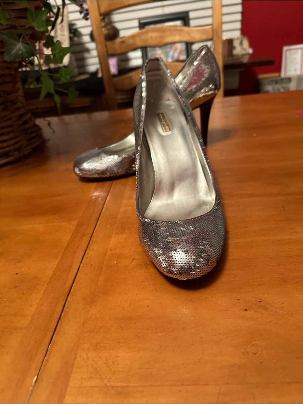 Size 11 M Report Signature Women’s Stiletto Silver Sequin Pumps.